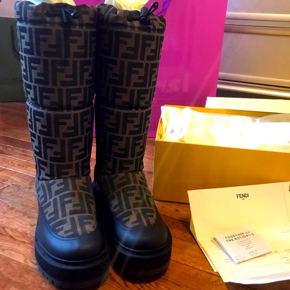 FENDI SIGNATURE - Picture 1 of 7